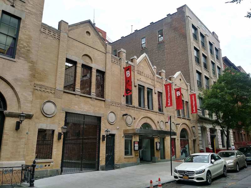 La sede del Ballet Hispánico en el Upper West Side de Manhattan está localizada sobre la calle ochenta y nueve, entre las avenidas Amsterdam y Columbus y además de las clases de danza, ofrece programas y presentaciones durante todo el año para estudiantes de diferentes edades.