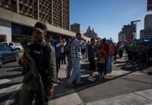 "Hoy ese Banco Central de Venezuela es el responsable" de que a la moneda venezolana, el bolívar, "se le haya quitado 8 ceros", dijo a periodistas el presidente de la Comisión de Finanzas del Parlamento.