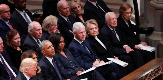 (De izq a der) El presidente estadounidense, Donald Trump; su mujer y primera dama, Melania Trump; el expresidente estadounidense Barack Obama; su mujer y exprimera dama, Michelle Obama; el expresidente estadounidense Bill Clinton; su mujer y exsecretaria de Estado, Hillary Clinton; el expresidente estadounidense Jimmy Carter; y su mujer y exprimera dama, Rosalynn Carter, asisten al funeral del expresidente estadounidense George H. W. Bush, en Washington DC
