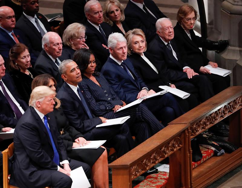  (De izq a der) El presidente estadounidense, Donald Trump; su mujer y primera dama, Melania Trump; el expresidente estadounidense Barack Obama; su mujer y exprimera dama, Michelle Obama; el expresidente estadounidense Bill Clinton; su mujer y exsecretaria de Estado, Hillary Clinton; el expresidente estadounidense Jimmy Carter; y su mujer y exprimera dama, Rosalynn Carter, asisten al funeral del expresidente estadounidense George H. W. Bush, en Washington DC 