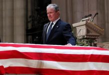 Bush recuerda que lo que más le gustaba a su padre era reirse de sí mismo El expresidente estadounidense George W. Bush toca el féretro de su padre, el expresidente estadounidense George H. W. Bush, en Washington DC (Estados Unidos), hoy, 5 de diciembre de 2018.