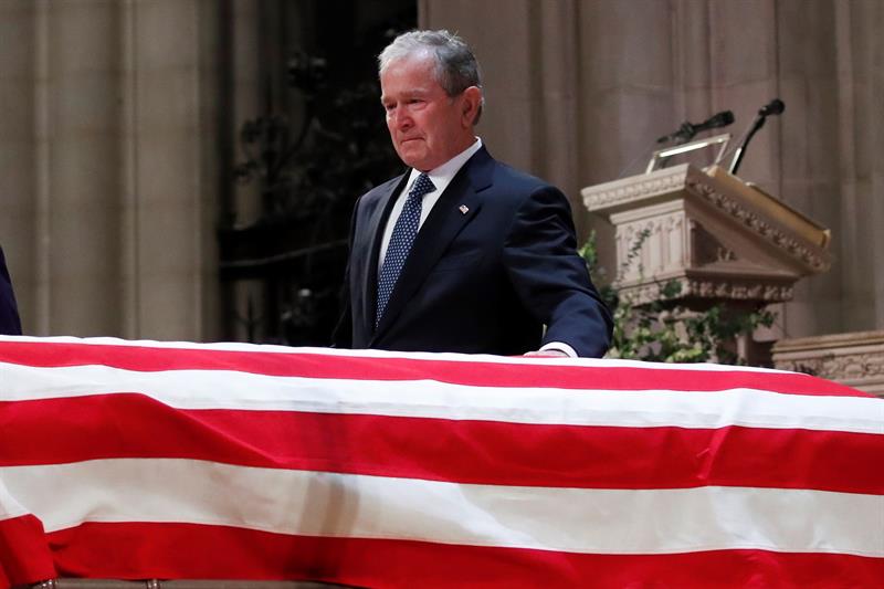  El expresidente estadounidense George W. Bush toca el f&eacute;retro de su padre, el expresidente estadounidense George H. W. Bush, en Washington DC (Estados Unidos), hoy, 5 de diciembre de 2018. 