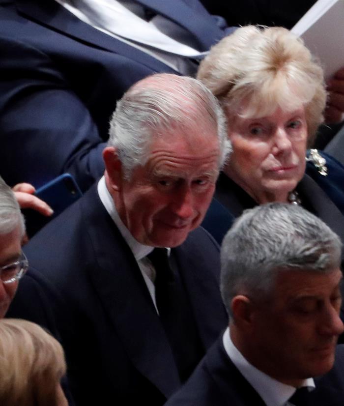  El pr&iacute;ncipe Carlos de Inglaterra (i), durante el funeral al expresidente estadounidense George H. W. Bush, en Washington DC 