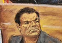 Reproducción fotográfica de un dibujo realizado por la artista Jane Rosenberg donde aparece el narcotraficante mexicano Joaquín "El Chapo" Guzmán, mientras escucha hoy durante la continuación del juicio en su contra por narcotráfico en el tribunal del Distrito Sur en Brooklyn, Nueva York