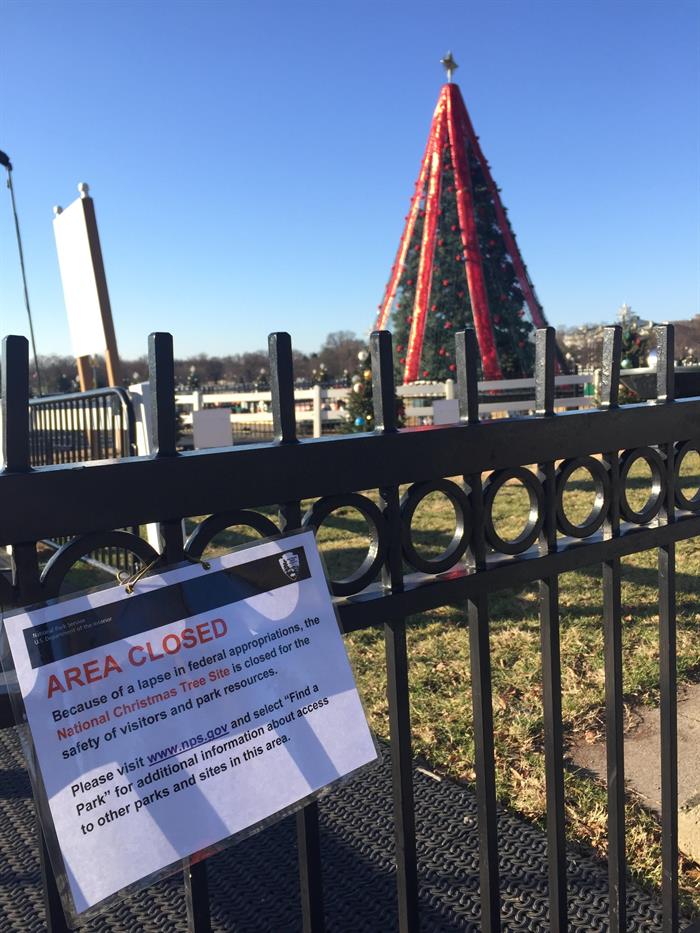 Vista del árbol de Navidad oficial de la ciudad de Washington, hoy, lunes 24 de diciembre de 2018, con la verja de hierro cerrada en donde se ha colgado un cartel con el mensaje: "Área Cerrada. Debido al lapso en los fondos federales, el Árbol de Navidad se encuentra cerrado".