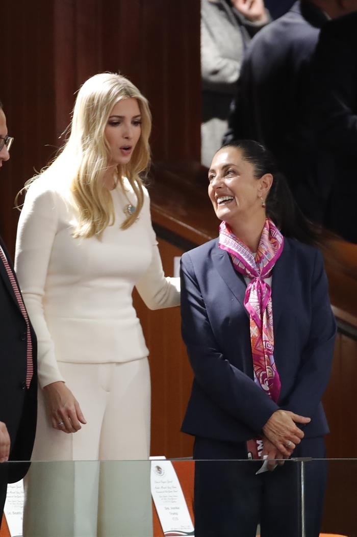  Ivanka Trump (i), hija y asesora del presidente estadounidense Donald Trump, conversa con la electa jefe de Gobierno de Ciudad de M&eacute;xico, Claudia Sheinbaum (d), durante la sesi&oacute;n del Congreso para la investidura de Andr&eacute;s Manuel L&oacute;pez Obrador 