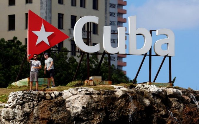 "Cuba, 60 a&ntilde;os", narra extensamente en im&aacute;genes in&eacute;ditas y de archivo y numerosas entrevistas la resistencia de los cubanos al implacable r&eacute;gimen castrista.