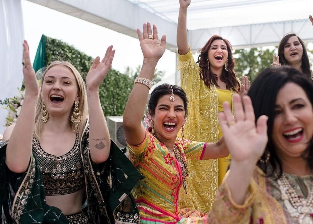 El mayor de los Jonas, Kevin Jonas y su esposa Danielle Jonas; la influenciadora canadiense Lilly Singh; la actriz Sophie Turner, novia de Joe Jonas; adem&aacute;s de los familiares m&aacute;s cercanos de la pareja fueron unos de los primeros en llegar a la ciudad