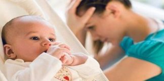 Las tensiones emocionales durante el año siguiente a tener un bebé pasan una factura más grande a las madres latinas y afroamericanas.