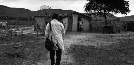 Casi un mes después de que el Gobierno cubano anunciara la decisión de retirar a 8.332 galenos del programa "Más Médicos" de Brasil, la atención sanitaria es "crítica" en algunas de las zonas más remotas del país.