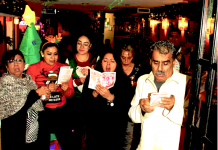 El otro grupo de participantes en las Posadas Mexicanas, se encuentra puertas adentro y en los versos que cantan niegan el albergue a José y María.