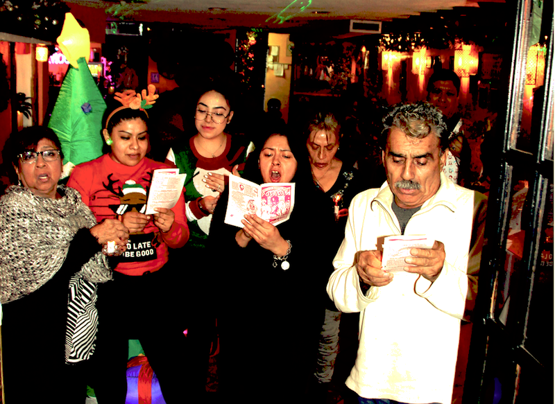 El otro grupo de participantes en las Posadas Mexicanas, se encuentra puertas adentro y en los versos que cantan niegan el albergue a Jos&eacute; y Mar&iacute;a.