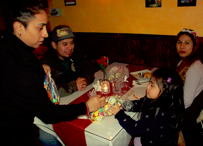 Los aguinaldos y colaciones son fundas o saquitos con dulces para los ni&ntilde;os y para los asistentes a las posadas, que se reparten al final de las mismas. En la gr&aacute;fica Jacky Mart&iacute;nez repartiendo los aguinaldos a los ni&ntilde;os participantes.