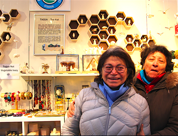 Muy contentas dos hermanas ecuatoriano-americanas radicadas desde hace mucho tiempo en Estados Unidos, presentan una variedad de artesanías decorativas elaboradas con la famosa tagua o marfil vegetal, sobre la cual informan con mucho conocimiento a los visitantes a su tienda, parte de la feria navideña en el parque Bryant de Midtown. Las artesanías adquiridas son delicadamente empacadas en cajas de palo de balsa ecuatoriana por las alegres y simpáticas hermanas.