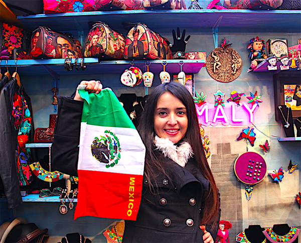 Presentando una variedad de “tesoros mexicanos”, entre los cuales se destaca la mercadería con el retrato de Frida Kahlo, esta joven emprendedora mexicana portando orgullosa su bandera, le da a la Feria Navideña en Bryant Park gran colorido y alegría, con productos de diferentes regiones del gran México.