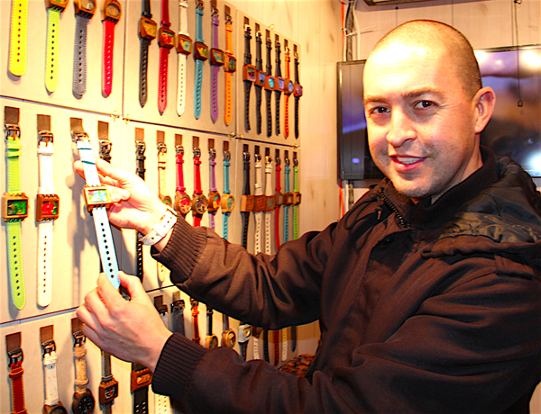 Contenta y orgulloso de la originalidad y calidad de sus relojes, este empresario colombiano participante en la Feria Navideña en Columbus Circle, comparte además con un video, la historia y proceso de elaboración de estas obras de arte, que incluyen flores naturales y materiales sustentables. Junto a su novia, la diseñadora de accesorios de cuero, Aleja Ávila, son parte de los pequeños empresarios latinoamericanos que exhiben sus originales productos durante la temporada navideña en la Gran Manzana.