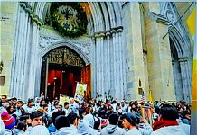 Un recurso necesario Los latinos en la Ciudad de Nueva York son mayoritariamente católicos, a pesar de que los estudios demuestran que la tendencia entre las nuevas generaciones es mantenerse sin filiación religiosa. En la ciudad las celebraciones religiosas católicas y cristianas continúan siendo las más populares, como las celebraciones de la Virgen de Guadalupe patrona de México en la Catedral de San Patricio.