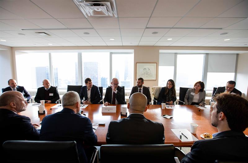 Fotografía cedida por Llorente y Cuenca donde aparece el vicepresidente del FC Barcelona, Jordi Cardoner (c), durante un desayuno de trabajo con inversores para potenciar la Fundación del club en Estados Unidos el lunes 3 de diciembre de 2018, en Nueva York.