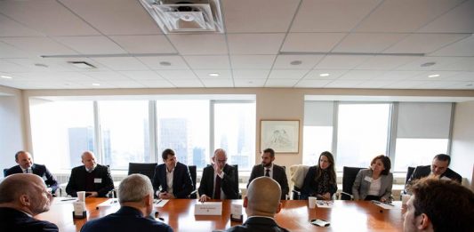 Fotografía cedida por Llorente y Cuenca donde aparece el vicepresidente del FC Barcelona, Jordi Cardoner (c), durante un desayuno de trabajo con inversores para potenciar la Fundación del club en Estados Unidos el lunes 3 de diciembre de 2018, en Nueva York.