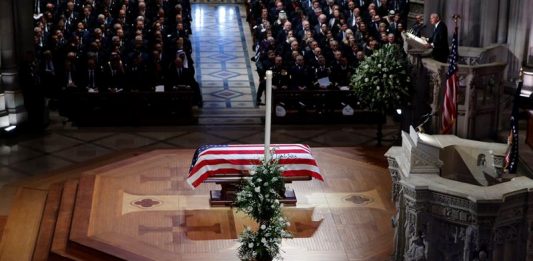 El féretro del expresidente estadounidense George H. W. Bush, descansa en el altar durante el funeral en la Catedral Nacional de Washington DC