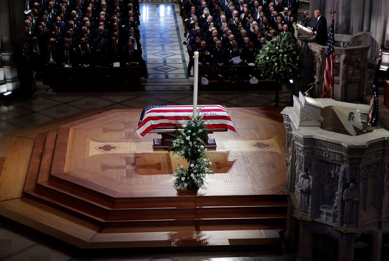 El f&eacute;retro del expresidente estadounidense George H. W. Bush, descansa en el altar durante el funeral en la Catedral Nacional de Washington DC 