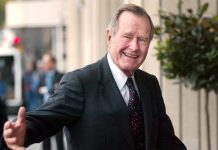 George H.W.Bush, el presidente de la guerra del Golfo vencido por la economía El ex presidente de los Estados Unidos, George H. W. Bush, hace bromas con los medios de comunicación en Helsinki, Finlandia, 30 de septiembre de 2002