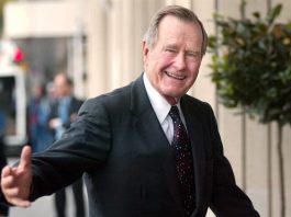 El ex presidente de los Estados Unidos, George H. W. Bush, hace bromas con los medios de comunicación en Helsinki, Finlandia, 30 de septiembre de 2002