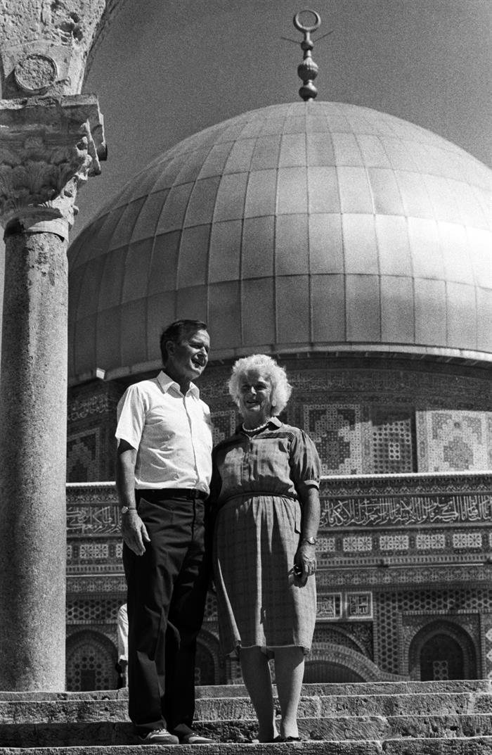 (ARCHIVO) - El ex presidente de los Estados Unidos George Herbert Walker Bush (L) con su esposa Barbara mientras posan para fotograf&iacute;as durante una visita al Monte del Templo, o al Haram el-Sharif (El Noble Santuario) como se lo conoce en &aacute;rabe, con la C&uacute;pula de la Roca (detr&aacute;s) durante una visita a la Ciudad Vieja de Jerusal&eacute;n en una fotograf&iacute;a el 27 de julio de 1986, cuando Bush se desempe&ntilde;&oacute; como Vicepresidente de los EE. UU. 