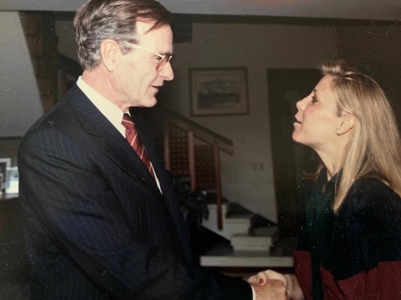Gail Smith Carrillo (d), presidenta de Impacto Latino con el presidente George H.W. Bush el 28 de Octubre 1989.