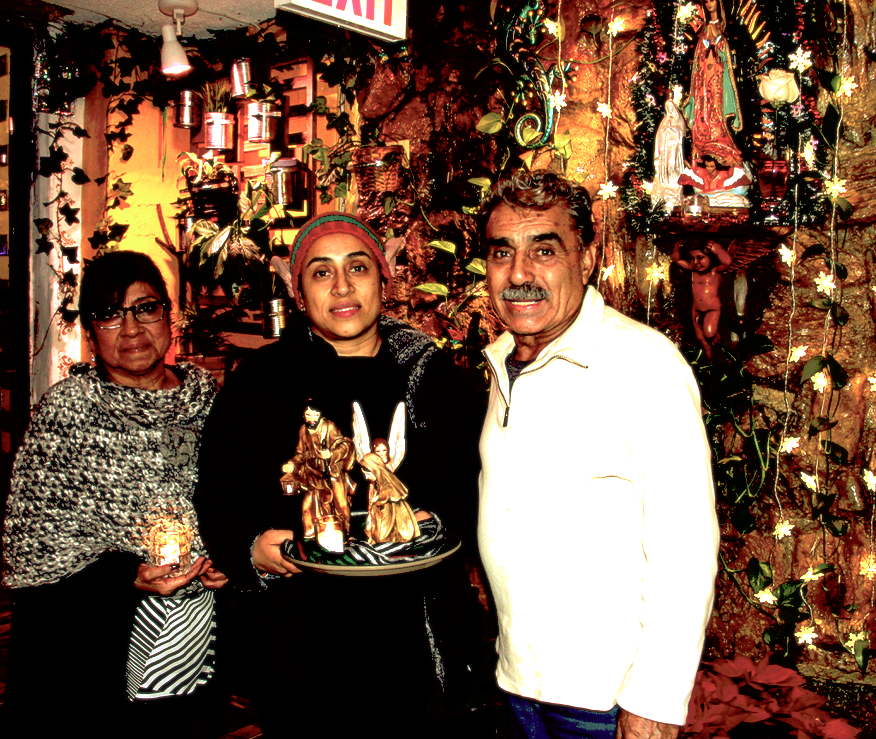 La empresaria poblana Jacky Martinez,- rodeada en la gr&aacute;fica por sus padres Lorenzo y Margarita-, es la promotora del mantenimiento de las Posadas en la calle 116 del East Harlem de Manhattan.