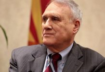 Kyl presentó su carta de renuncia en la tarde de este jueves, indicó en un comunicado la oficina del gobernador, quien, por ley, está obligado a nombrar a otro republicano para ocupar este puesto.