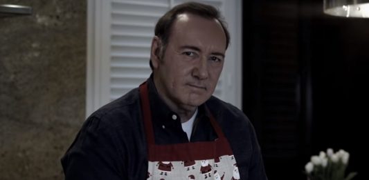 El actor estadounidense Kevin Spacey publicó un vídeo en el que interpreta a Frank Underwood, su personaje de la serie "House of Cards", para defender su inocencia. (Foto de twitter @Jamlouwal)