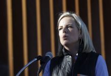 Nielsen señaló que las autoridades atendieron de inmediato a la familia inmigrante. Aun así, "estamos revisando la situación", indicó.