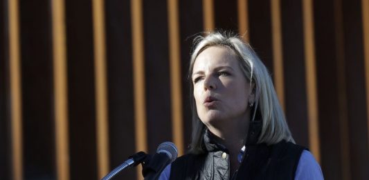 Nielsen señaló que las autoridades atendieron de inmediato a la familia inmigrante. Aun así, "estamos revisando la situación", indicó.