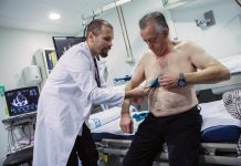 EE.UU. no está preparado para el previsto crecimiento de la población de mayores hispanos La arritmia, un padecimiento que se caracteriza por la variación del ritmo de los latidos del corazón, es una de las causas de muerte súbita en adultos mayores y atletas como los futbolistas