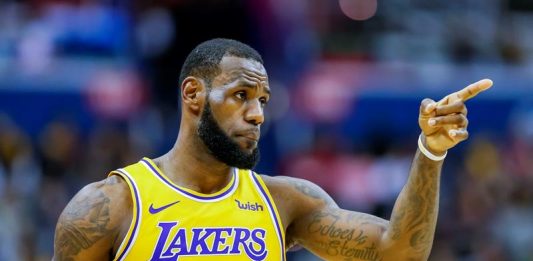 El alero estrella de Los Angeles Lakers, LeBron James, se disculpó públicamente sobre la referencia que hizo acerca del "dinero judío" y la NBA la aceptó sin que recibiese ningún tipo de sanción.
