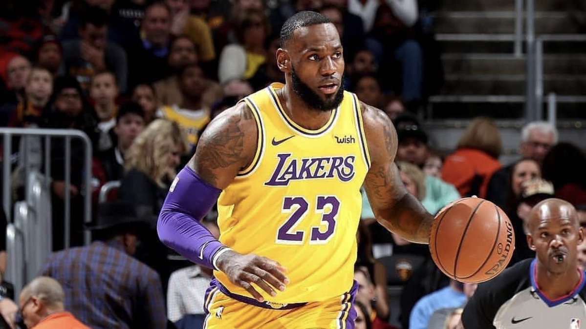 James aport&oacute; 28 puntos que lo dejaron al frente del ataque de los Lakers (13-9), que tuvieron a seis jugadores con n&uacute;meros de dos d&iacute;gitos 
