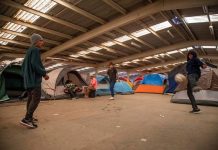 Migrantes centroamericanos juegan en un albergue de la ciudad de Tijuana (México).