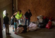 Integrantes de la caravana de migrantes centroamericanos en un albergue en Tijuana.