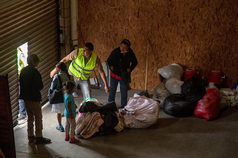 Integrantes de la caravana de migrantes centroamericanos en un albergue en Tijuana.