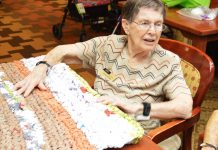 Con bolsas de plástico, mujeres de Arizona tejen colchones para los sin techo Cada semana, diez mujeres alojadas en la residencia The Fountains at La Cholla de Tucson y personal de ese centro se reúnen para confeccionar unos tapetes .