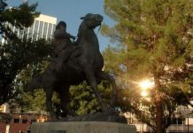 Pancho Villa seguirá en su lugar en Arizona tras vencer al "racismo"