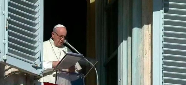 El papa Francisco pidió hoy en la festividad de la Inmaculada Concepción en Roma que se tutelen los derechos de las familias que abandonan sus países. (Foto Twitter)