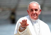 La historia de Jesús, añadió Francisco, "recuerda que la mitad de los refugiados de hoy en el mundo son niños, víctimas inocentes de la injusticia humana".