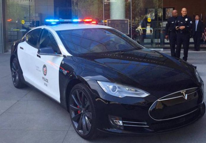 La Policía de Los Ángeles anunció hoy el arresto del principal sospechoso de una cadena de estafas dirigidas a la comunidad hispana del sur de California relacionadas con los procesos para salvar sus viviendas. (Foto de twitter @GrupoAutomocion)