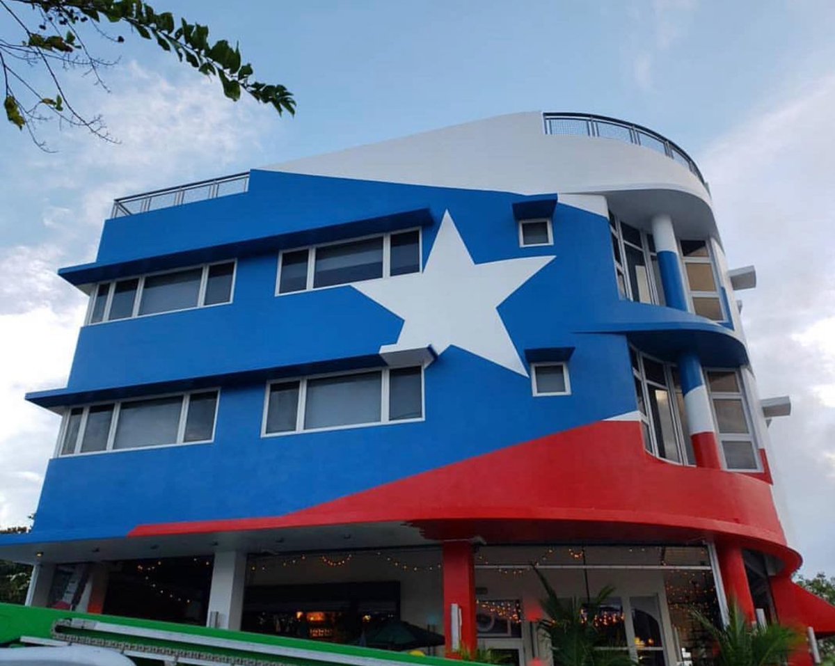 Los propietarios del restaurante La Placita, entre ellos el actor Julian Gil, deber&aacute;n borrar un inmenso mural en honor a Puerto Rico que se ha elaborado en el local.