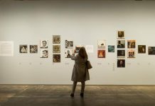 Un conjunto de 80 retratos e imágenes de Richard Avedon que desde hoy se exponen en Arizona (EEUU) redescubre el carácter evocador, sugestivo y elegante de la obra de este artista.