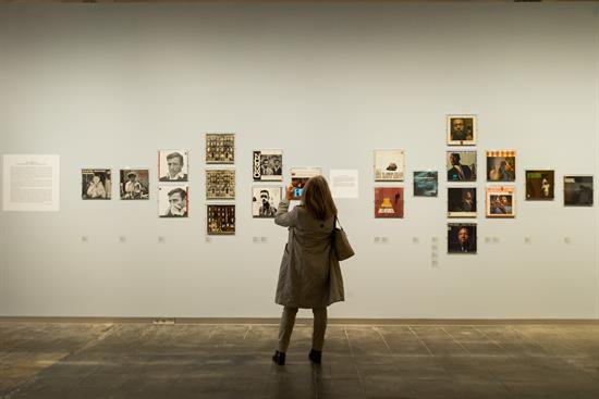 Un conjunto de 80 retratos e imágenes de Richard Avedon que desde hoy se exponen en Arizona (EEUU) redescubre el carácter evocador, sugestivo y elegante de la obra de este artista.