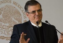 México permitirá a migrantes que piden asilo permanecer en el país "Tendrán derecho a un trato igualitario sin discriminación alguna" y podrán solicitar un permiso de trabajo, puntualizó SRE.
