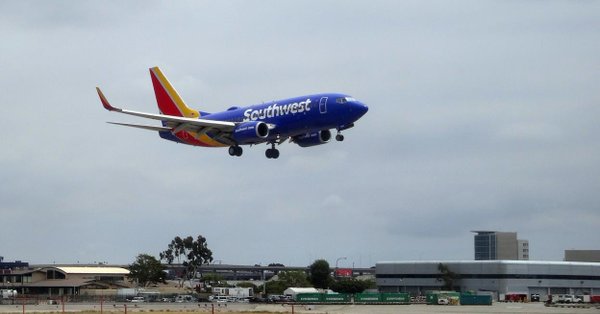 Las autoridades de Southwest Airlines informaron hoy que están investigando por qué el corazón no se descargó la primera vez en Seattle.